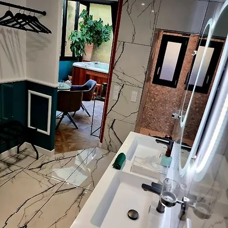 Chambre Gaia Avec Jacuzzi Privatif A La Belle Endormie & Spa Guest House Frühstückspension *